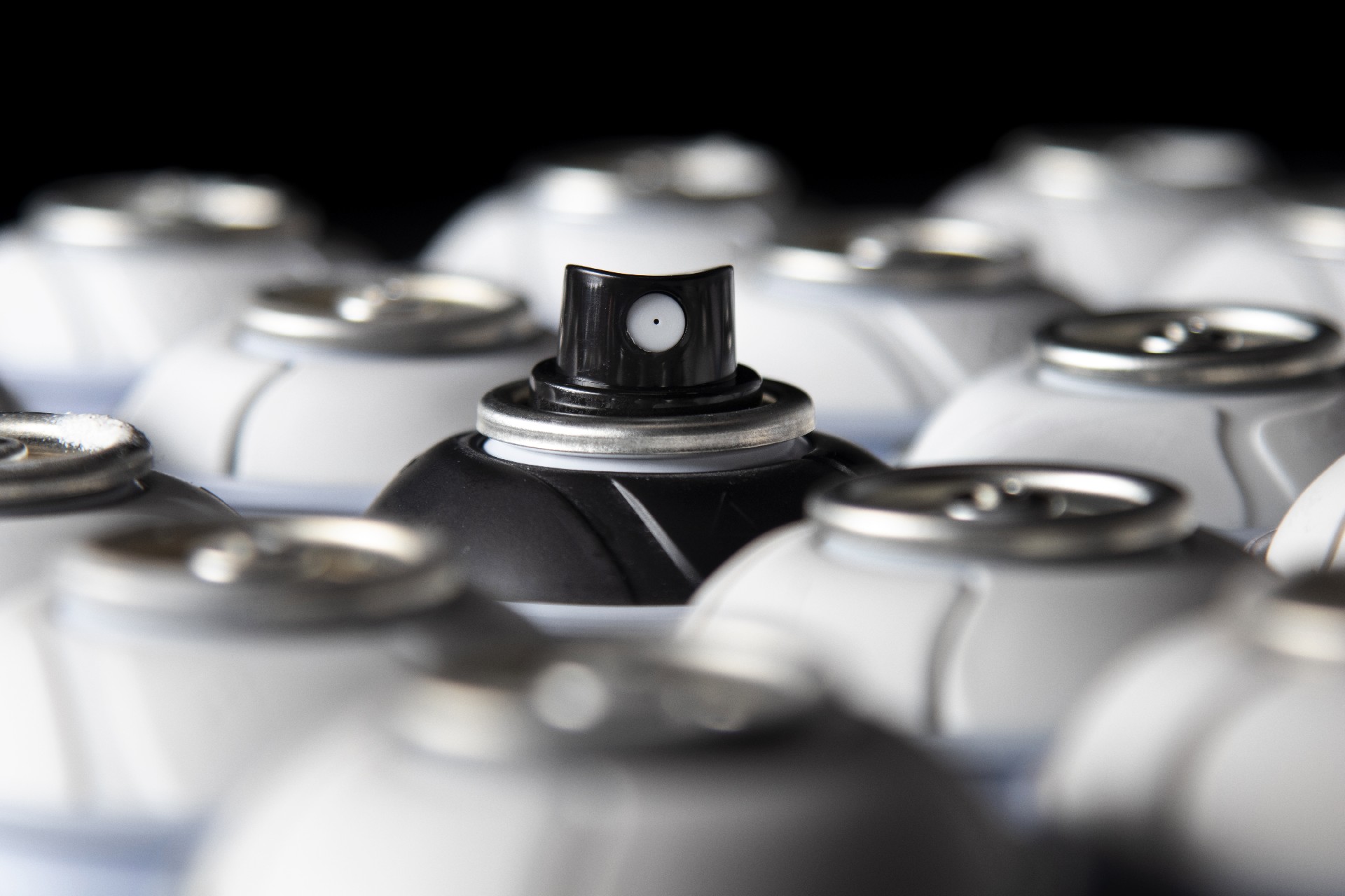 烤漆與自噴漆耐久性對比分析：工藝、性能與應(yīng)用場景全解析